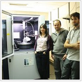  Los investigadores del Instituto Leloir, licenciada María Inés Serer (izq.) y los doctores Sebastián Klinke y Hernán Bonomi identificaron un blanco terapéutico de la bacteria de la brucelosis. A su lado un equipo que permite determinar estructuras tridimensionales de proteínas por difracción de rayos X.